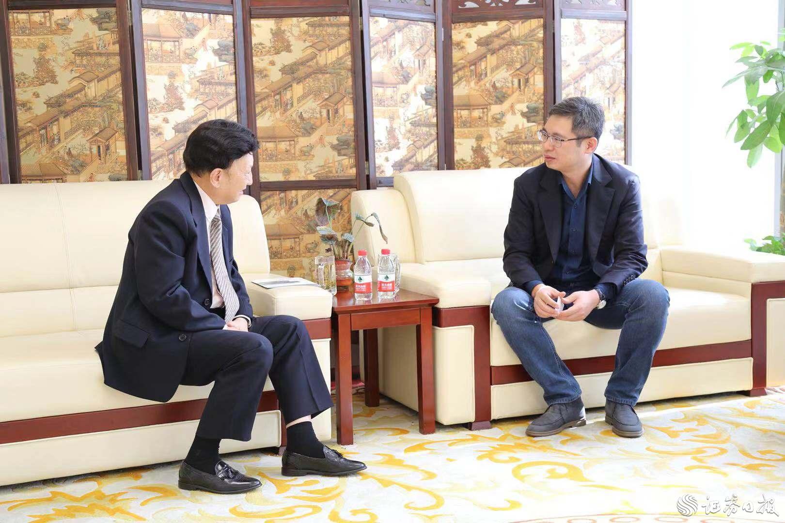 杭州江干區(qū)投資促進局副局長項波（右）與美中貿(mào)易發(fā)展協(xié)會總裁、執(zhí)行長姚應(yīng)文博士（左）交流探討.jpg
