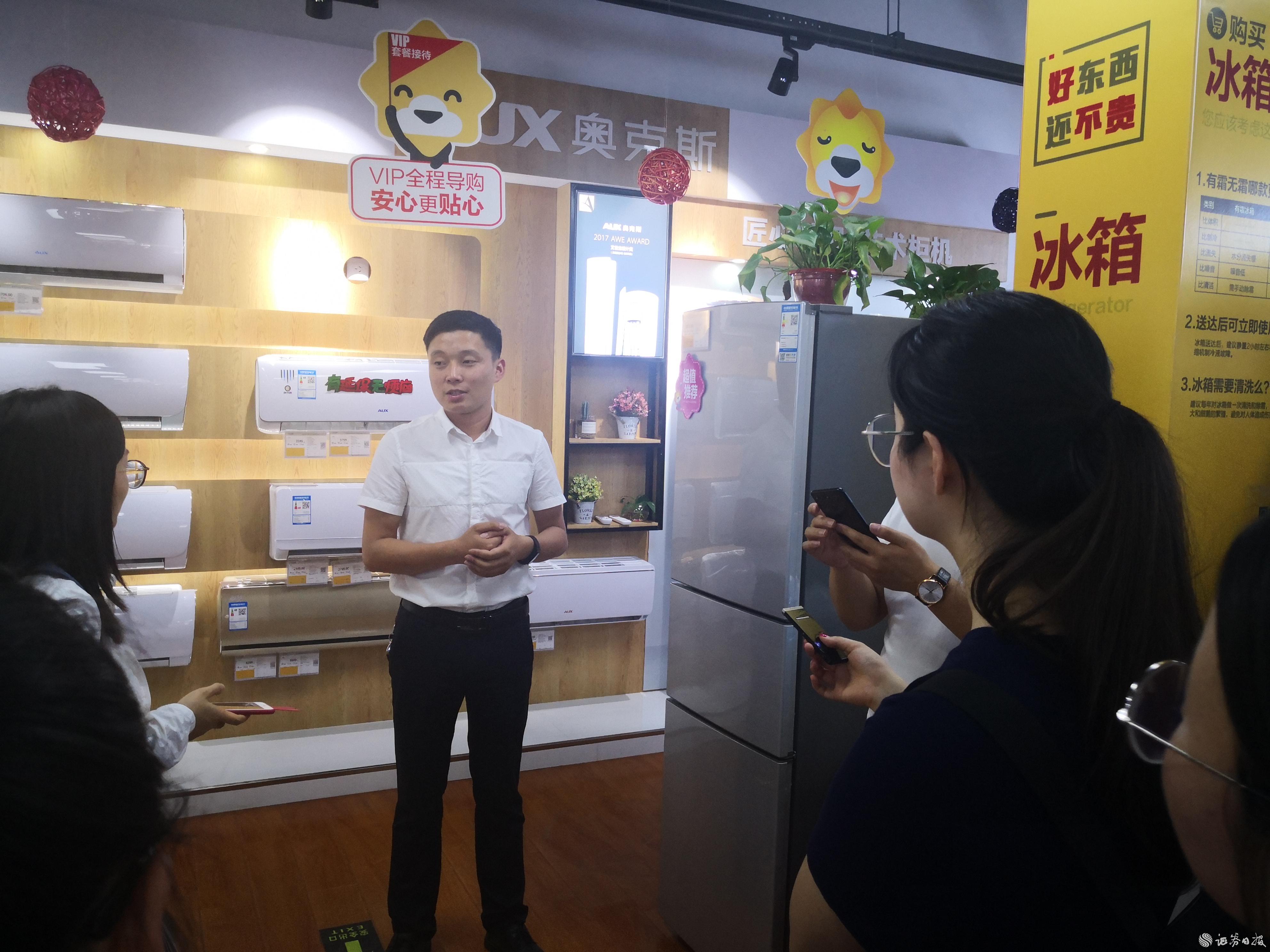 張龍在大周店內(nèi).jpg